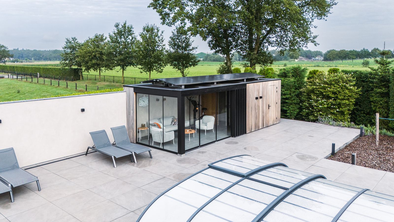 Buitenruimte met terras en houtbouw