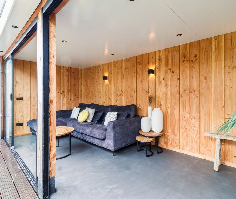 Houten buitenwand en lounge