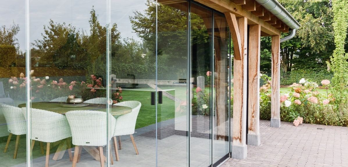 Glaswanden en terras