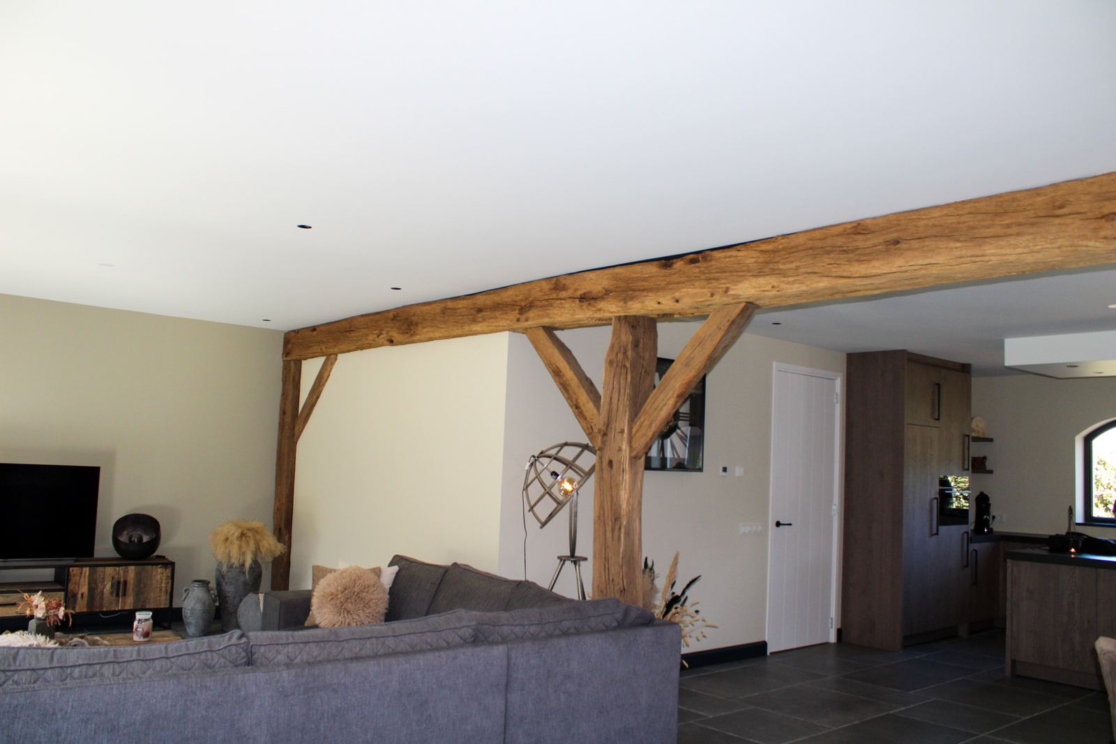 Ruimte met zichtbare houten constructie